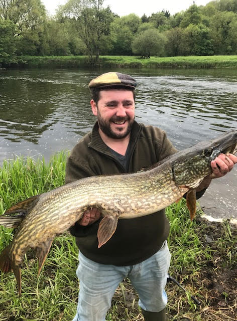 séjour de pêche "La Maison des Lacs"
brochet 1m04  pris au mort posée.